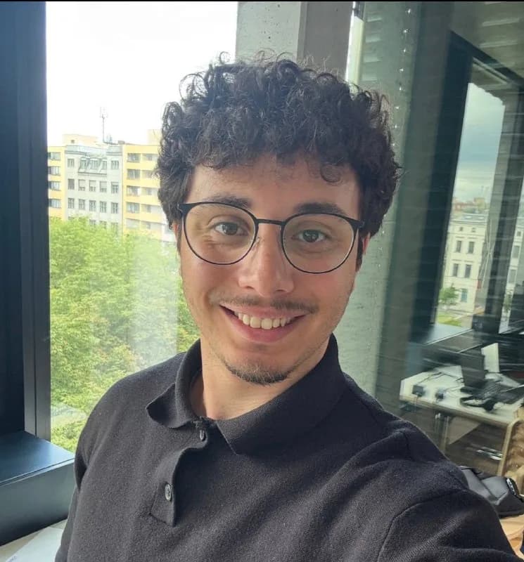 David, Gründer von DSG Studio, lächelt in die Kamera
